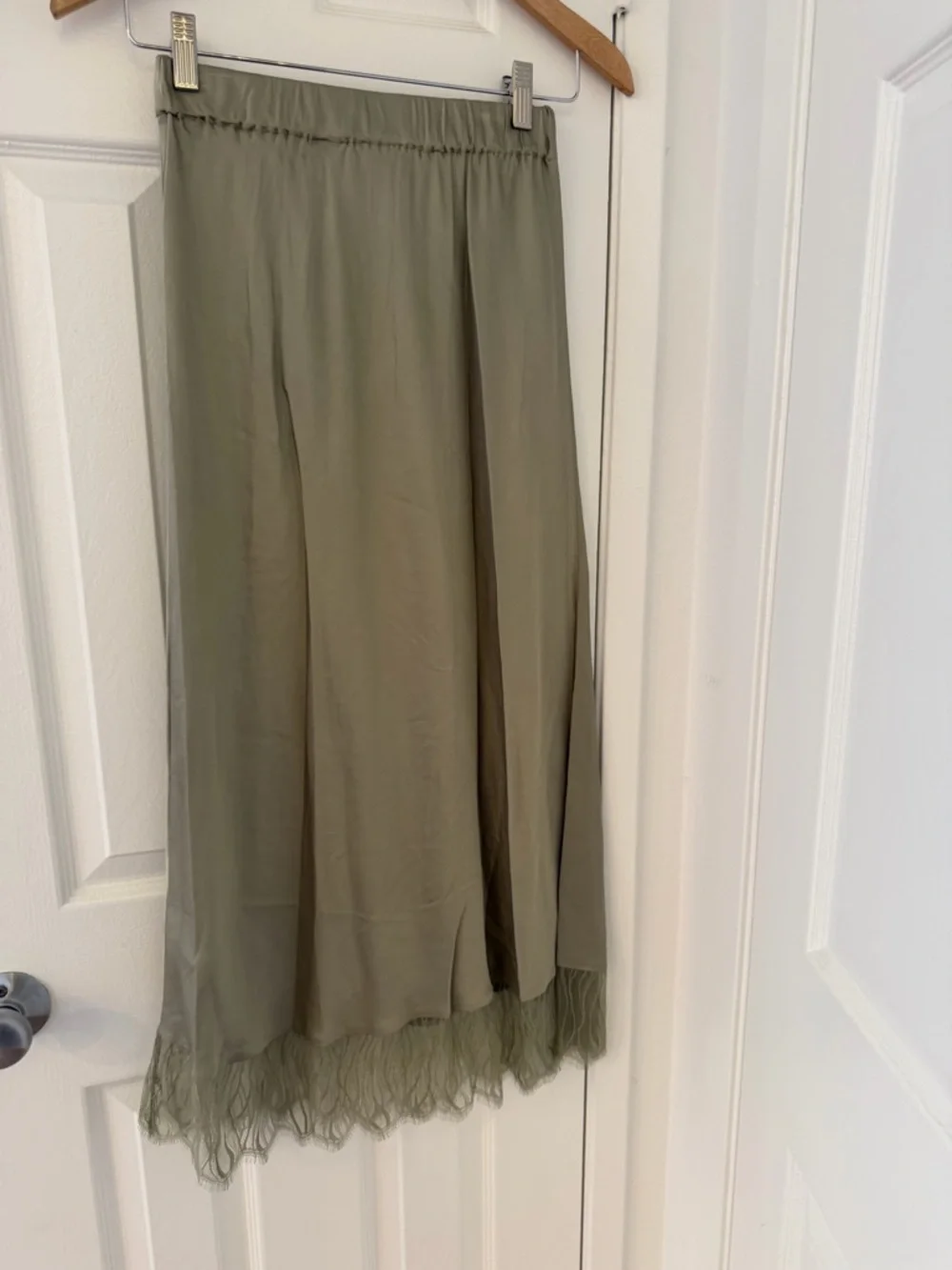 The Kooples Midi Skirt Size 0 Khaki Green Lace Trim Satin
Elastic Waist NWT - Picture 8 of 11